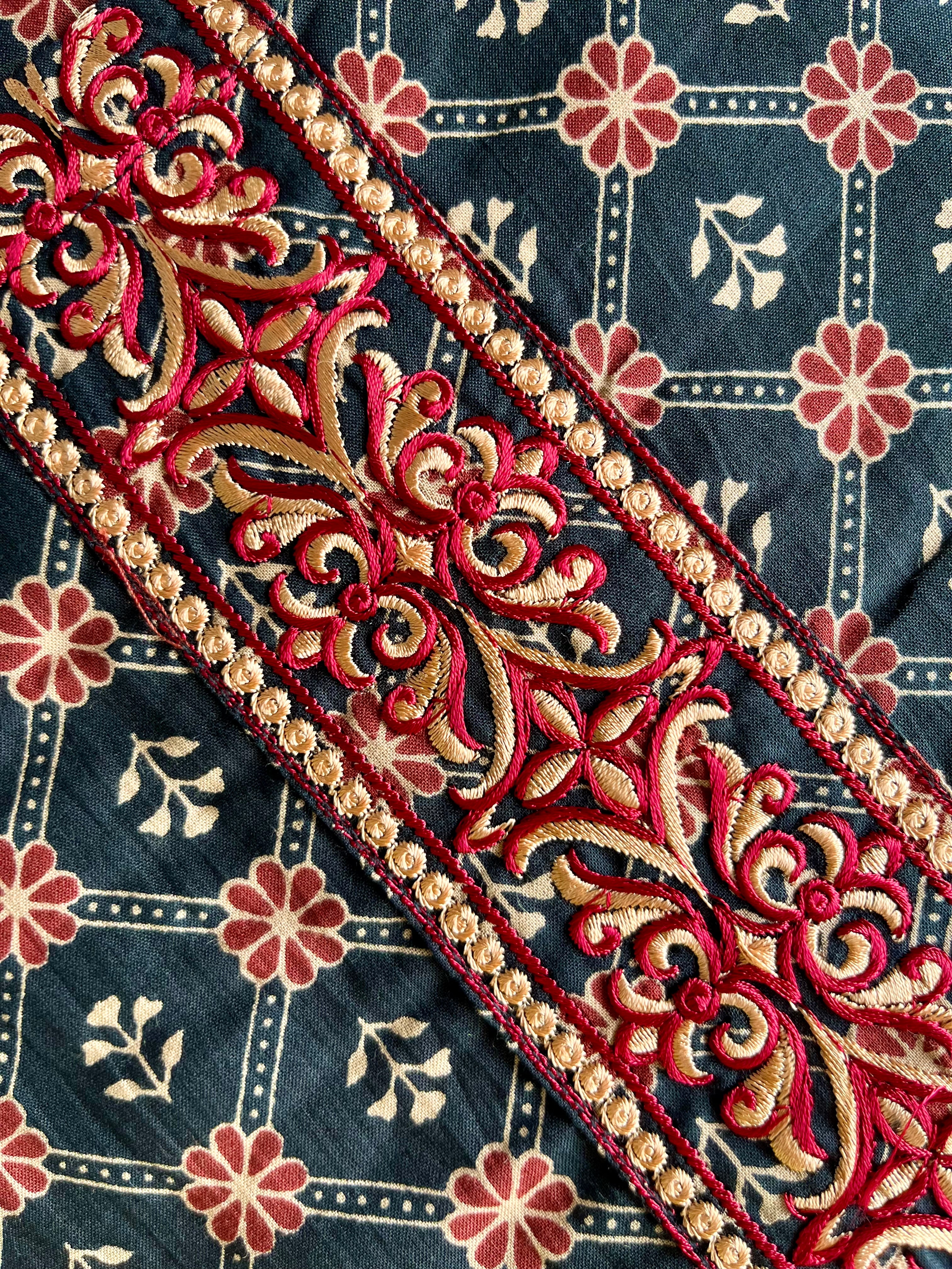 Black Floral Embroidered Straight Kurta